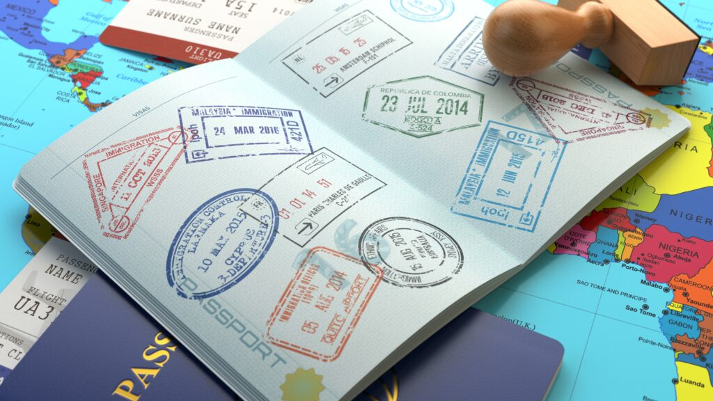 Pasaporte abierto con sellos de varios países